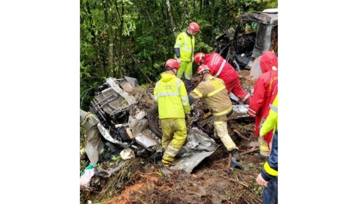 Carreta tomba sobre van e mata nove membros de equipe de remo na BR 376